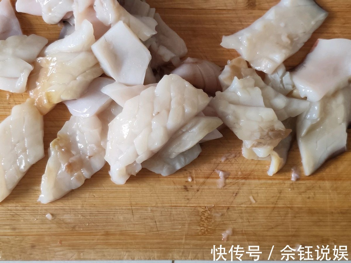 美味|自制美味的炒鱿鱼，味道鲜美可口，比街边的铁板鱿鱼还好吃