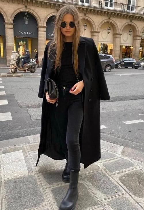 呢大衣不吃香了！今年流行穿“羊绒大衣”，搭配这几条裤子最好看