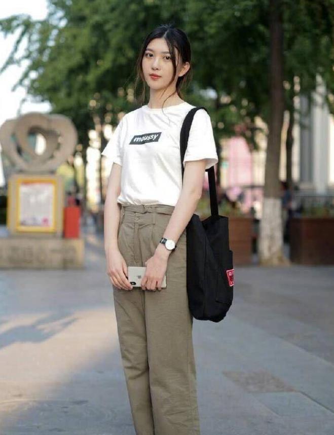 小姐姐 小美女白色T恤搭配上半身裙,既时尚又活泼,很显靓丽