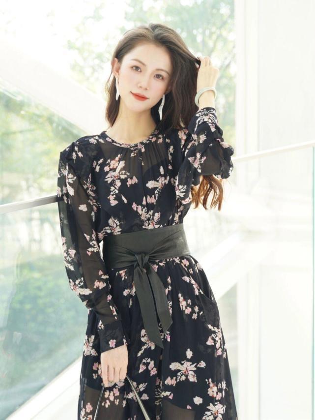 连衣裙|优雅女人早秋都穿“连衣裙”,为你分享时髦的搭配经验,温婉知性