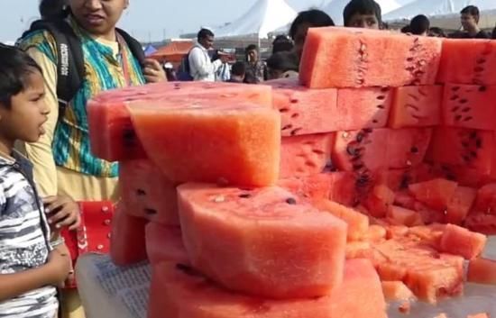 西瓜皮|中国大妈学印度人“卖瓜”，一小时轻松卖了300斤，路人跪服