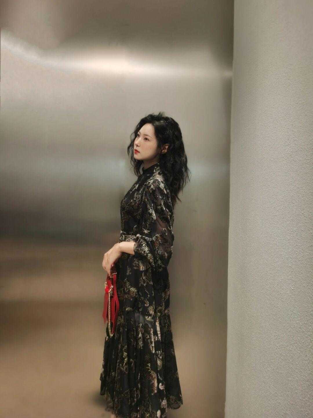 鎏金 今年流行“烫金元素”,个性时髦又有气场,普通人也能穿出高级感