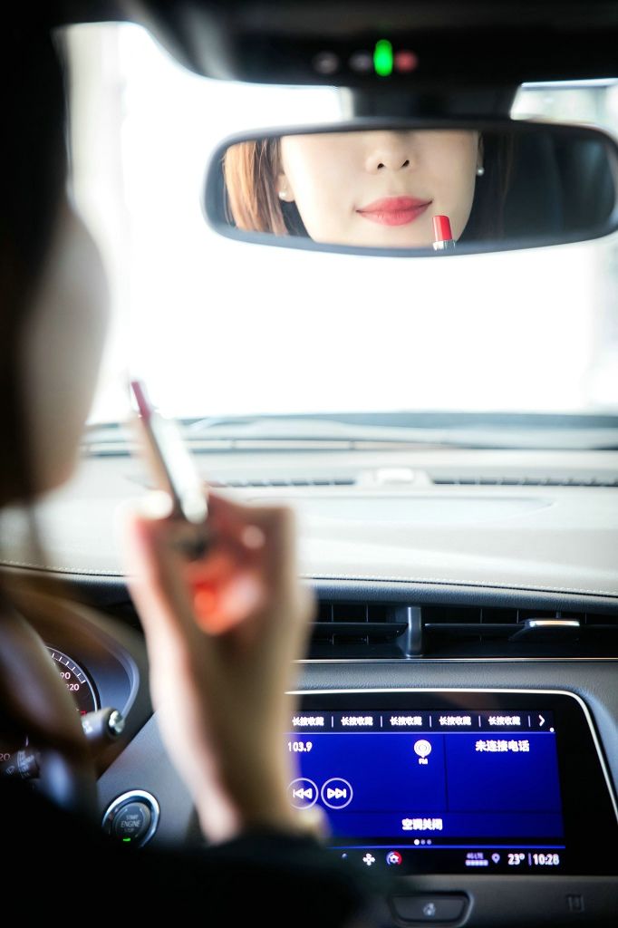 esc女性消费觉醒：精致的悦己，不只于服饰