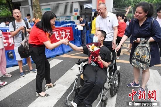 杨华峰|全国多地高考结束 考生考场外热烈庆祝