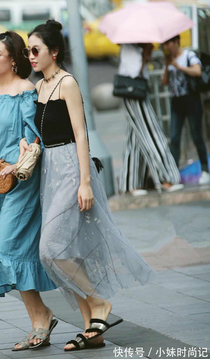 百搭|街拍路人,简朴又百搭的T恤衫,让你秀出时尚女神范