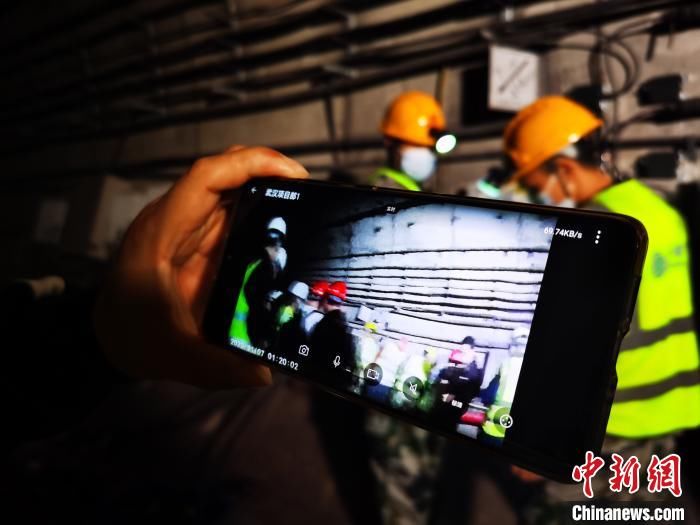 挑灯|武汉网络施工人员挑灯铺设地铁隧道5G信号