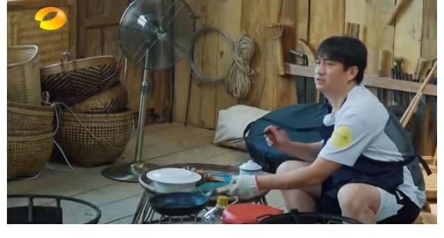 做菜|黃磊做菜翻車，“暖場(chǎng)王”何炅高情商緩解尷尬，只是那英沒(méi)有回應(yīng)