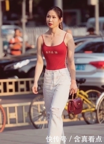 裤子|街拍:红色吊带搭配白色裤子,凹凸有型,尽显女人美