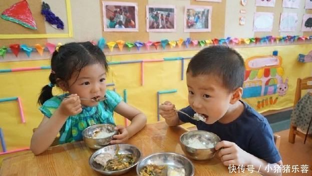 吃饭的时|医生揭秘孩子爱边吃边玩，2大原因导致，家长要避免踩雷区