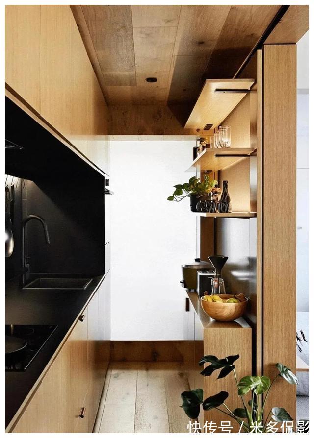 玄关|35㎡小公寓,用自行车做背景墙,躺在书柜上就能晒太阳,好惬意!