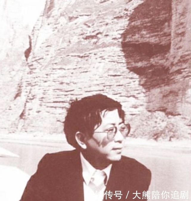 二人@余秋雨:靠发妻寄打工费生活,成名后却弃糟糠,闪婚小16岁女演员