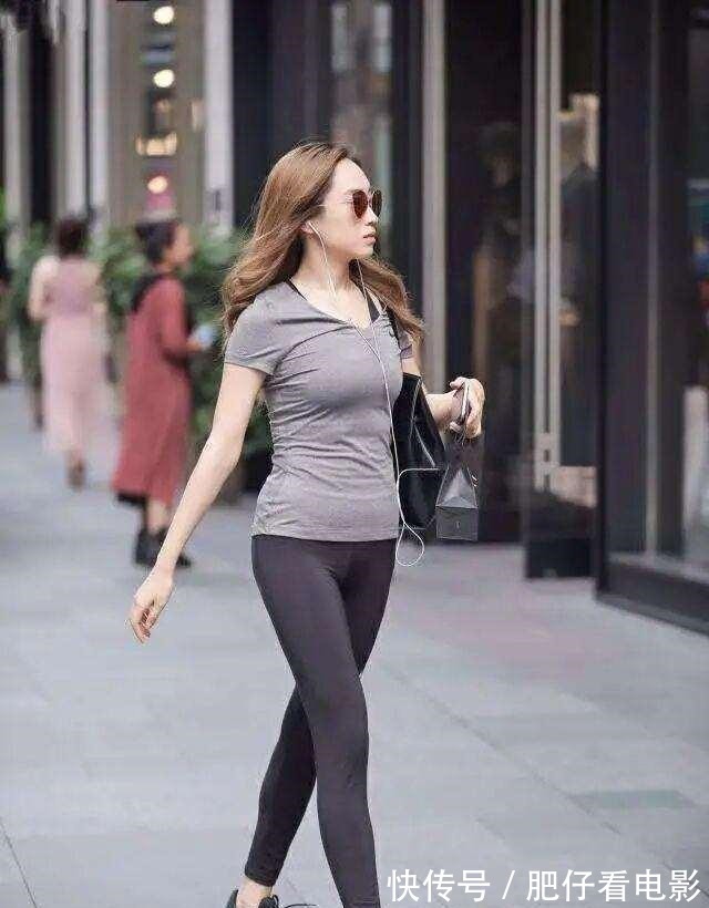 小姐姐 穿着一身打底裤的小姐姐,造型个性又有时尚感,好有创意!