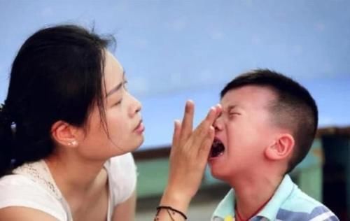 校园|小班姑娘哭鼻子,泪眼汪汪到中班找哥哥“抱抱”网友:太有爱了