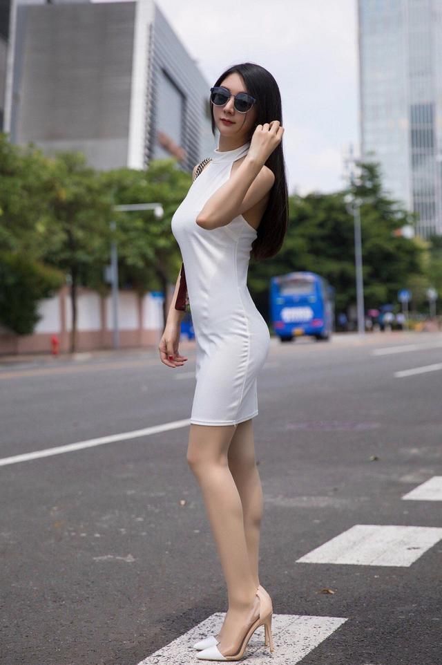 好处就|街拍白色透明短裙美女,有着初恋般的感觉