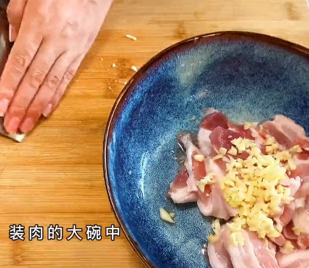  大厨今天介绍芋头粉蒸肉，糯而清香还鲜嫩，入味好下饭