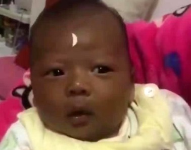 肤色|看到宝宝，妈妈以为自己生了个煤球，爸爸喊儿子“包大人”