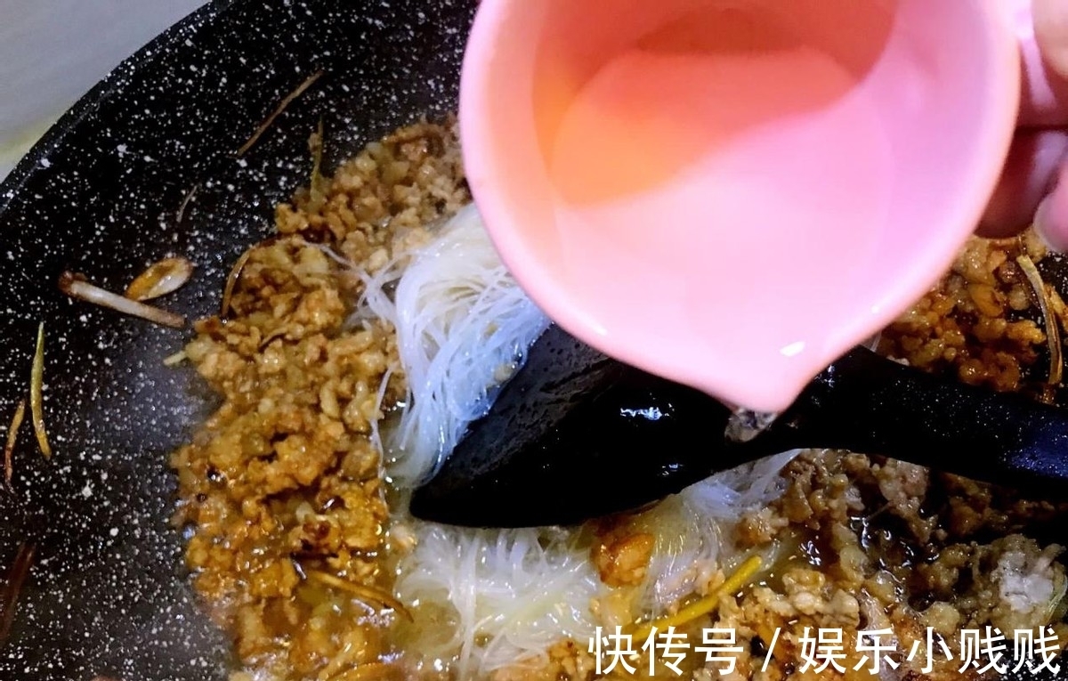 搭配|各种蔬菜的搭配，色彩缤纷，营养丰富，一道家常开胃菜完成