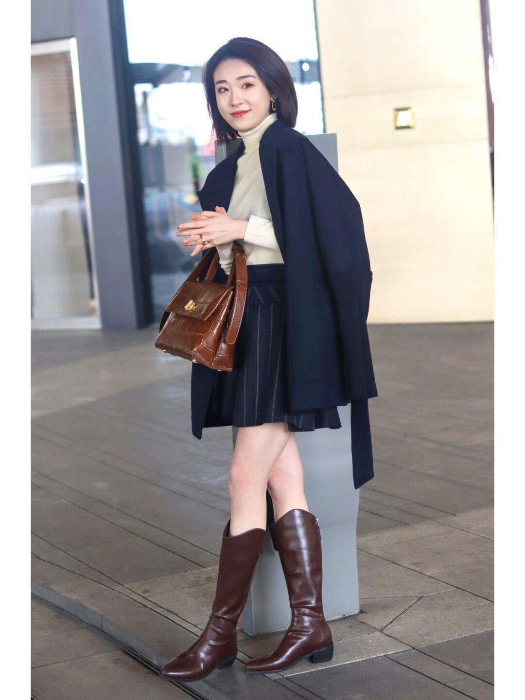 大衣 这个冬天一定要做好保暖工作,棕色羽绒服+直筒牛仔裤,休闲又百搭!