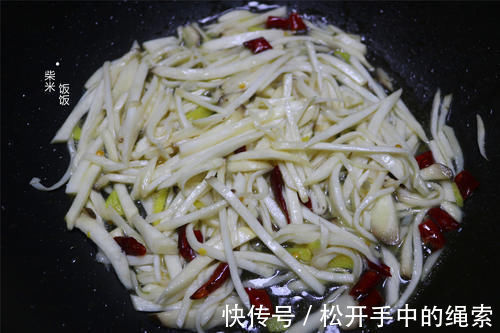 鲜香|这两种食材是绝配，大火一炒，2分钟出锅，不放肉却比肉香