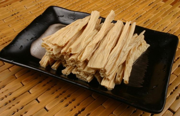 泡发腐竹最忌直接用水泡，厨师教你1招，快速泡开，不夹生还筋道