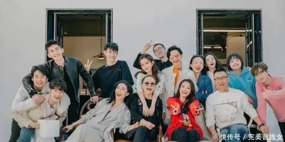 美照 50岁苏芒参加综艺备受争议,嘟嘴卖萌,拍美照还必须让大家去夸赞