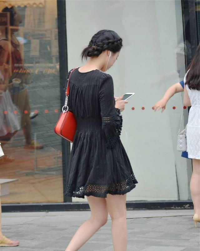 路人街拍，小姐姐搭配瑜伽裤，妙曼好身姿让人心动