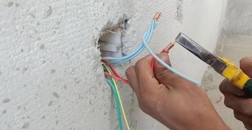 家用|家用电线,一根4平方的,一根2.5的做插座可以不?