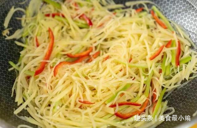 土豆丝的正确做法，教你1块钱也能做出饭店88元的效果，真香啊