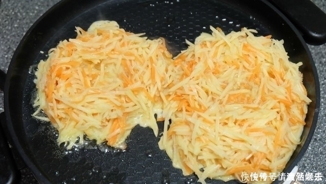 鸡蛋|1个土豆3个鸡蛋，煎出2份早餐饼，不加水不加面，做法简单又好吃