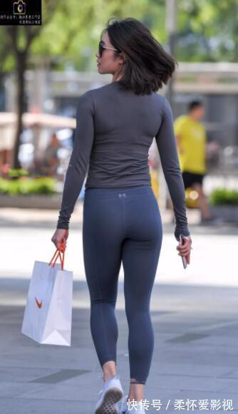 时髦 穿打底裤不一定要配高腰上衣,这两种穿搭时髦减龄也挺好看