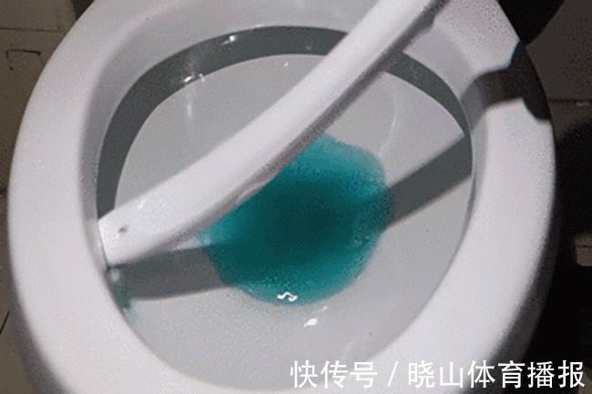 马桶脏了别费力刷,学会小妙招污垢清除一点都不费劲,轻松做懒人