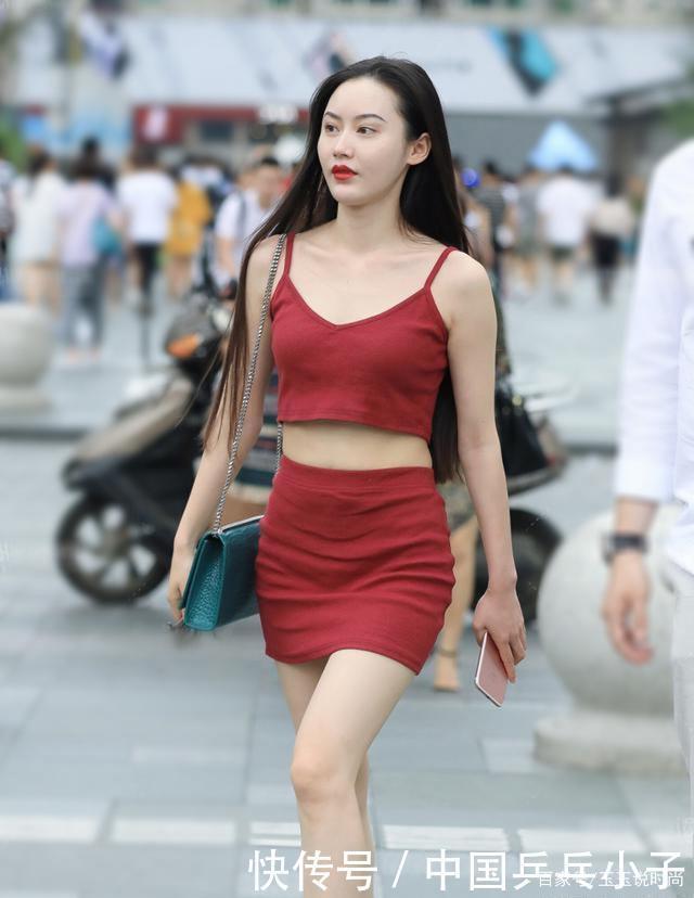 时髦|美女选择的这条吊带裙,真的把个性发挥到极致,超时髦