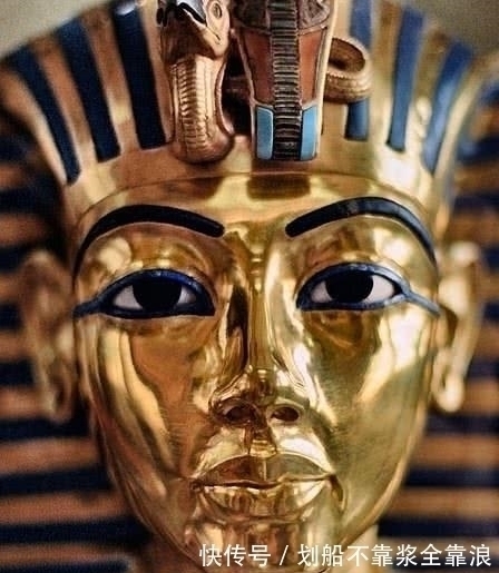 修复!埃及法老金棺材从墓中移出,进行修复工程,棺上浮雕图案错综复杂