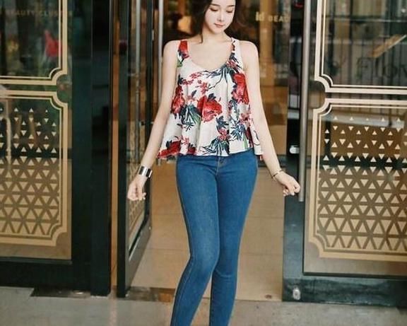 牛仔裤美女的时尚搭配更能展现身材曲线
