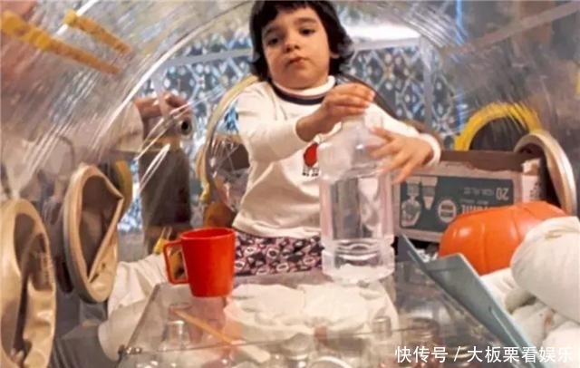 “泡泡男孩”:12岁才走出隔离罩,在死亡前第一次触摸到了妈妈