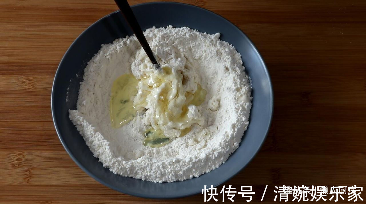 薄饼|别给孩子买薯片吃了,教你薄饼的新做法,不用油炸,比薯片还酥脆