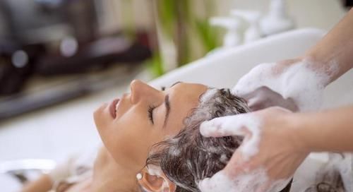 头发隔多久洗一次最好?很多人都做错了,难怪头发掉得越来越厉害