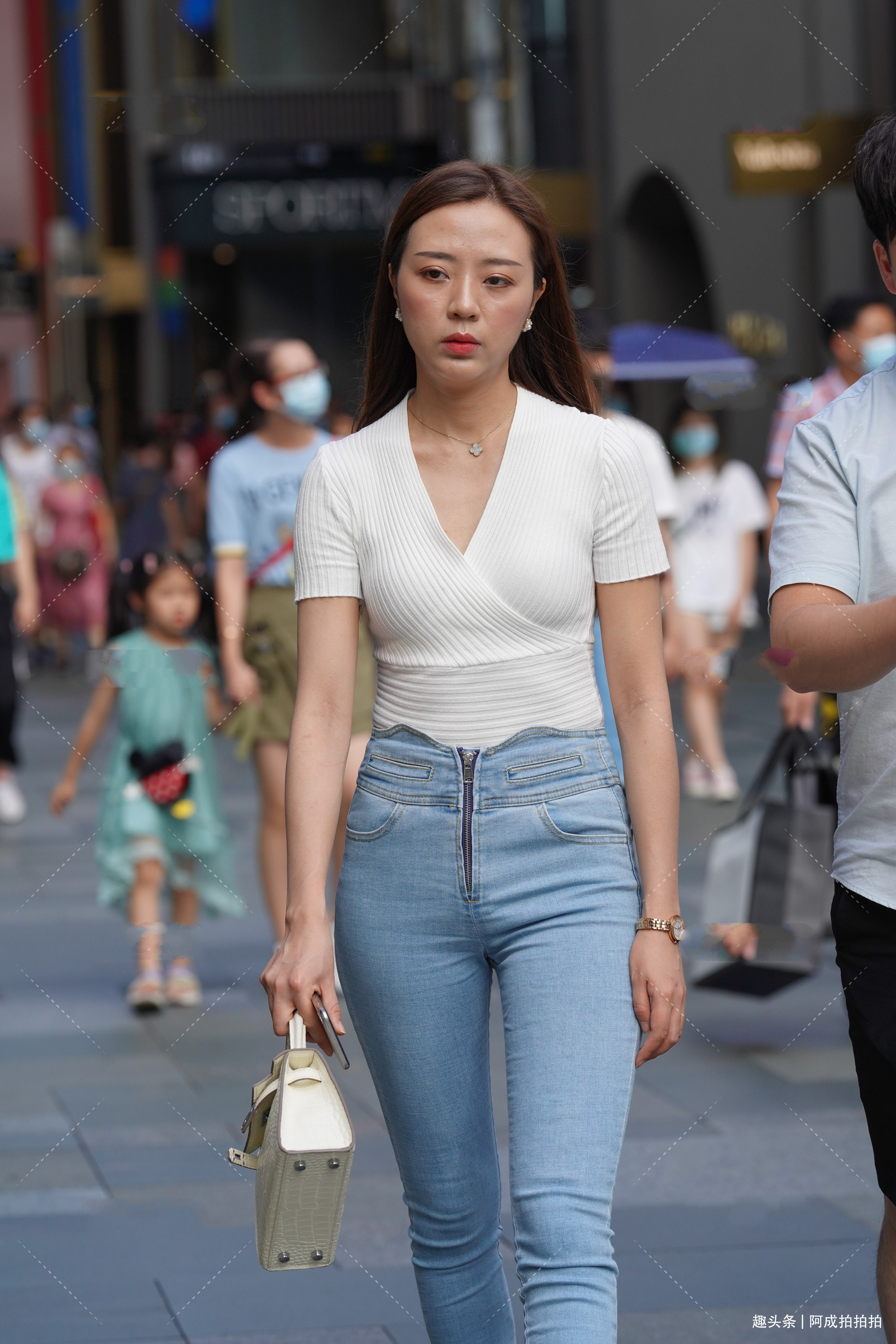 夏季想要穿得舒适又随意,方法很简单,短袖加牛仔裤就可以