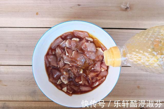 水煮肉片|水煮肉片的家常做法，做好之后肉片滑嫩，下饭又解馋
