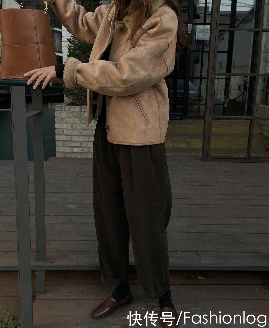 降温突袭，寒风中瑟瑟发抖？简约系搭配学起来，这些时尚接地气