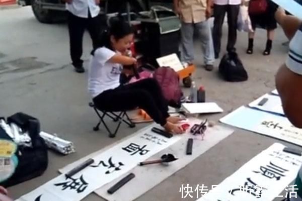 欧楷#一位没有双手美女的“地摊书法”,用脚写欧楷榜书,用笔险绝精到
