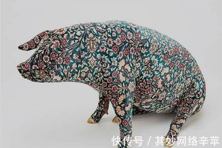 活猪|比利时男子给活猪纹身,猪皮被香奈儿做成限量版包,轻松赚50万