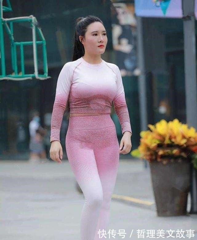 长袖 棕色修身长袖搭配黑色紧身打底裤,根据你的肤色,职业选择!