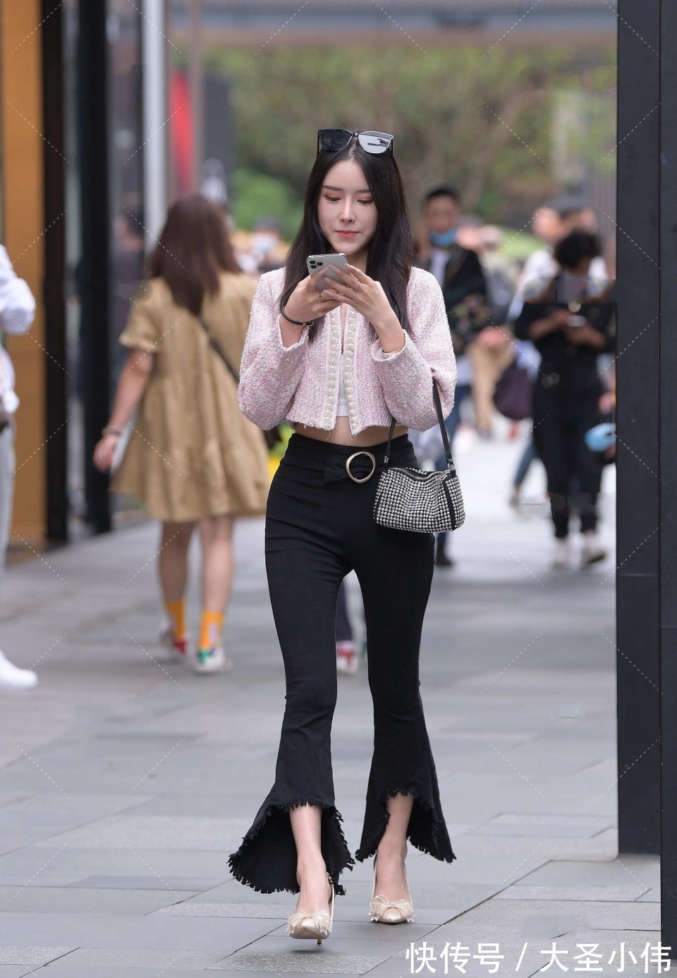 大街|美女街拍:在大街上,一眼就发现了这位姐姐,虽然不是最美丽,但最引人注目: