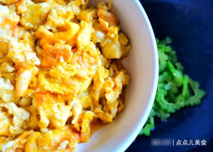 苦瓜炒鸡蛋的小技巧，只需一步让苦瓜不苦翠绿不变，口感超棒