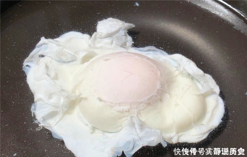 柠檬片|水煮荷包蛋，下锅就散还有白沫？大厨教您1招，完整无缺不散花