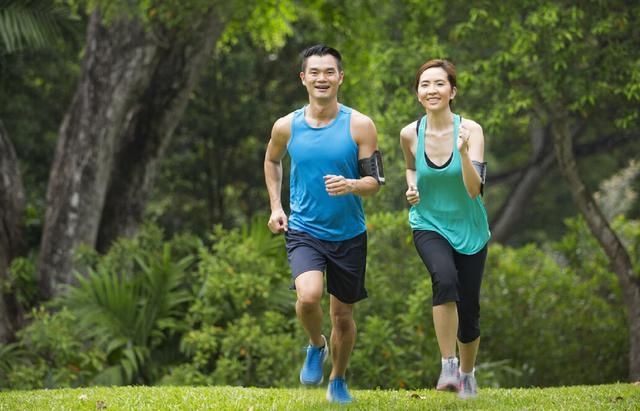 双胞胎姐妹同时怀孕、生产，连娃都长得一样，姐姐无奈说出实情