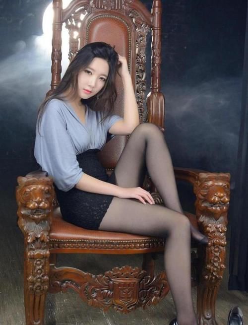 包臀裙|黑丝搭配漆墨包臀裙, 妥妥的女王范, 美足盛宴你心动了吗？