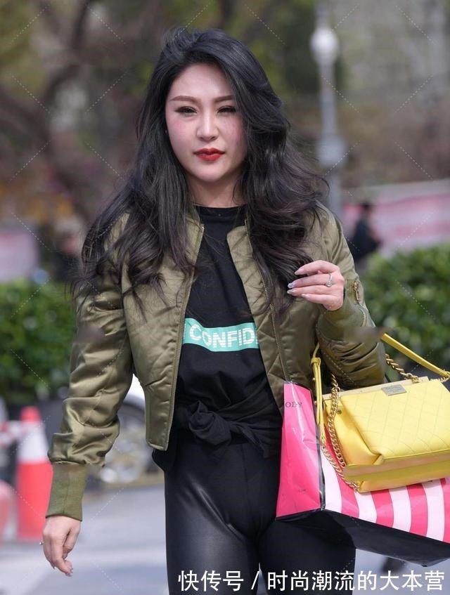 衣服 深绿色棒球服，凸显年轻时尚，搭配黑色皮裤，炫酷十足！