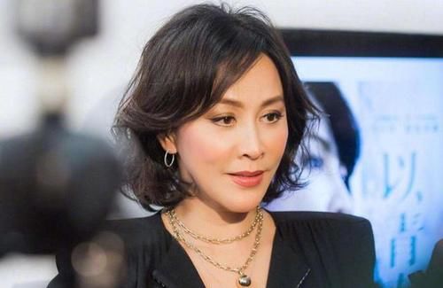 女人变老从短发开始？看几位短发女星的发型，都比同龄人显年轻